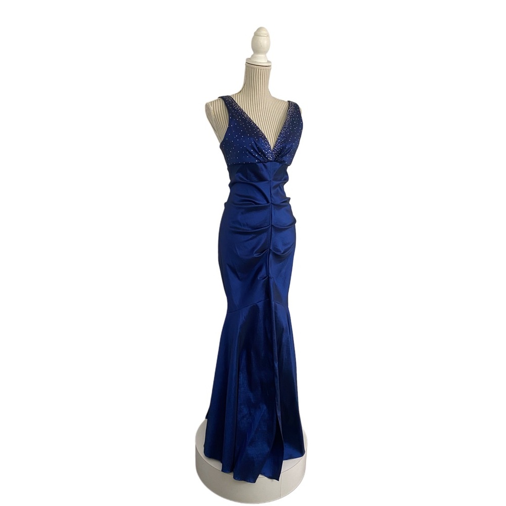 Elegant Blue Sleeveless Gown